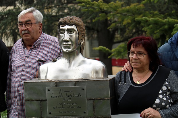Els pares de Josep Maria Isanta al costat del seu monument / Nia Escolà