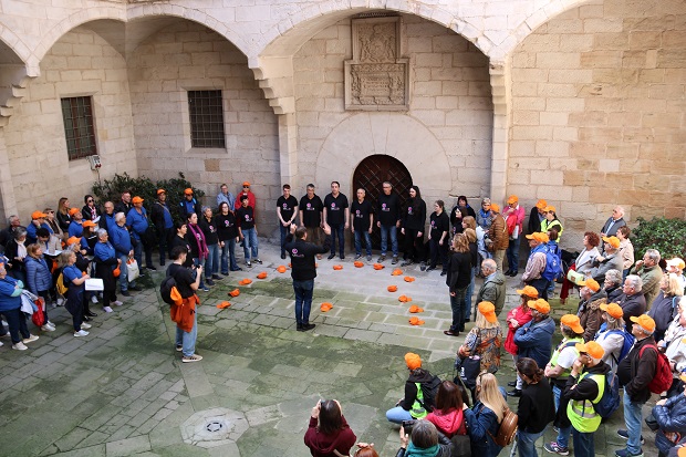 Una coral cantant al pati de l'IEI / Alba Mor