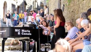 Visitants de Rupit gaudeixen de la música al carrer / Laura Busquets