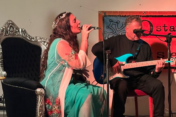 Marta Shanti acompanyada a la guitarra pel guitarrista Dídac Santisteban