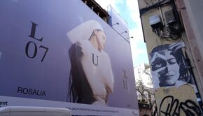 Cartell del nou disc de Rosalía al centre de Barcelona / Pere Francesch
