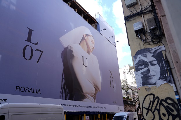 Cartell del nou disc de Rosalía al centre de Barcelona / Pere Francesch