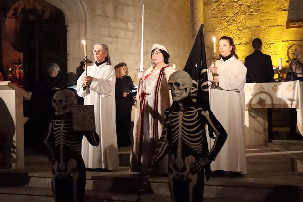 Actuació del Cant de la Sibil·la amb la Dansa de la Mort de Verges, a Vilafranca del Penedès / Nico Tomás