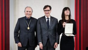 El President Illa amb Joan Manuel Serrat i Bàrbara Lluch, neta de Núrita Espert / Jordi Borràs