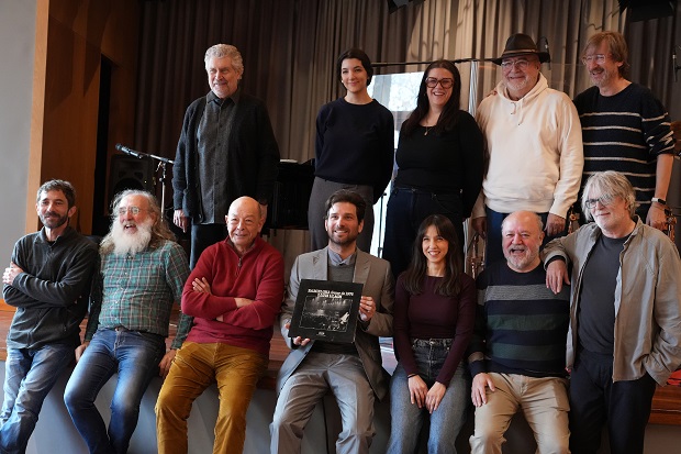 foto de família del concert inagural del BarnaSants 2026, 'Llach-Gener'76.50 anys' / Pere Francesch