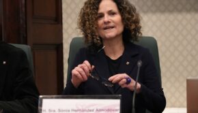 La consellera Sònia Hernández compareix en comissió al Parlament aquest dimecres / Nico Tomàs
