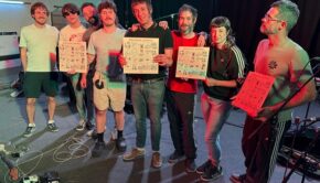 Fetus amb el nou disc disc de vinil / Aleix Freixas-Gerard Vilà