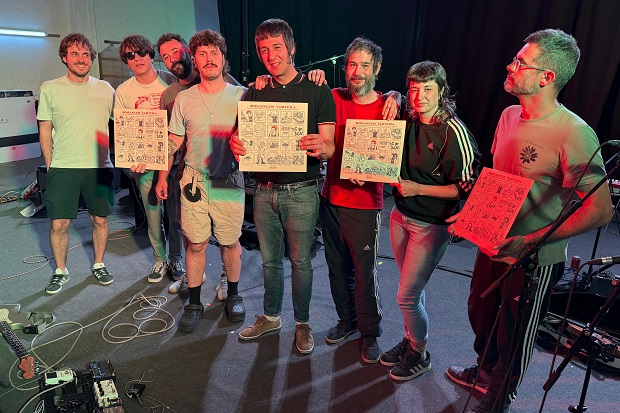 Fetus amb el nou disc disc de vinil / Aleix Freixas-Gerard Vilà