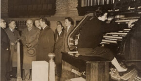 Montserrat Torrent amb l'orgue del Palau Nacional / Desconegut