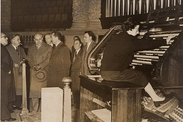 Montserrat Torrent amb l'orgue del Palau Nacional / Desconegut
