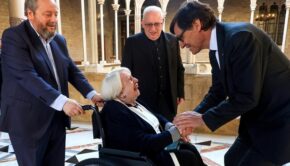 El President Illa saluda a l'organista Montserrat Torrent / Rubén Moreno-Govern