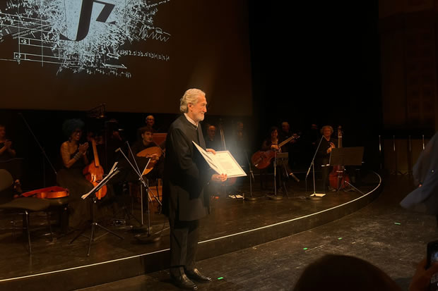 El músic, Jordi Savall, rebent el premi / Departament Cultura Generalitat