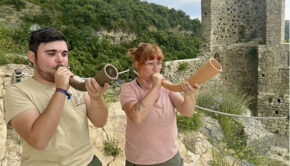 Tocant dos corns al Castell de Sant Gervàs, al Pallars Jussà / Marta Lluvich