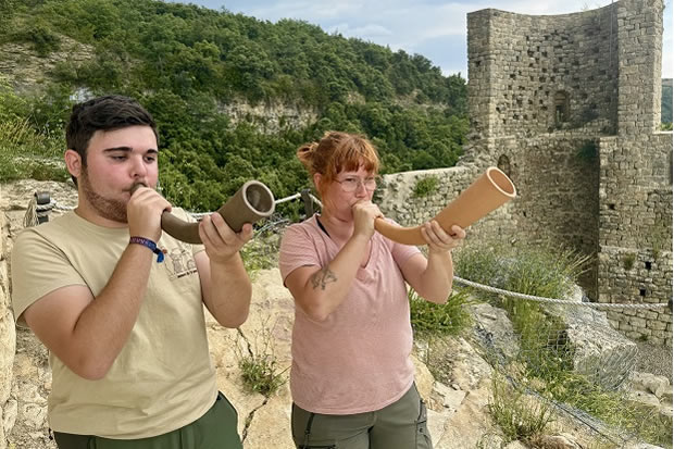 Tocant dos corns al Castell de Sant Gervàs, al Pallars Jussà / Marta Lluvich