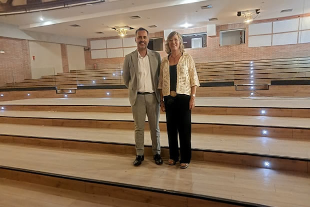 El regidor de Cultura, Jordi Jordan i l'alcaldessa, Mar Lleixà, a la sala gran de l'Auditori / Ajuntament de Tortosa