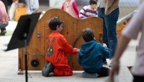 Infants participant en activitat lúdica / May Zircus