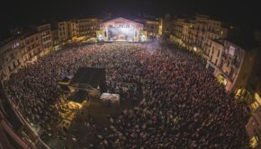 Escenari de la Plaça Major de Vic durant el concert de Ginestà / MMVV