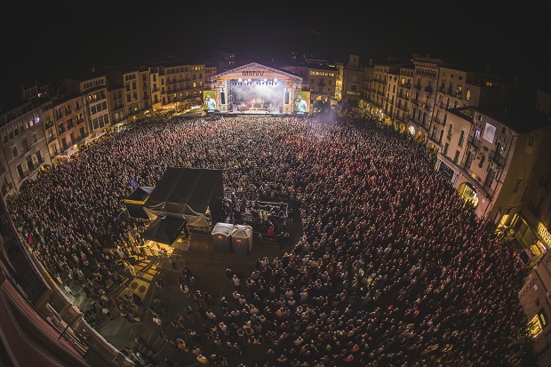 Escenari de la Plaça Major de Vic durant el concert de Ginestà / MMVV