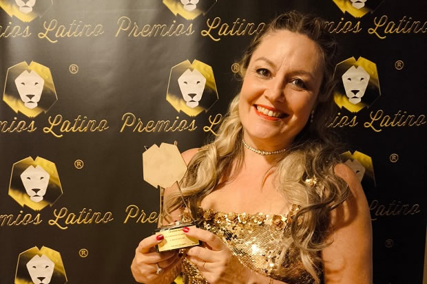 Caterina Ross amb el premi / Produccions Blau